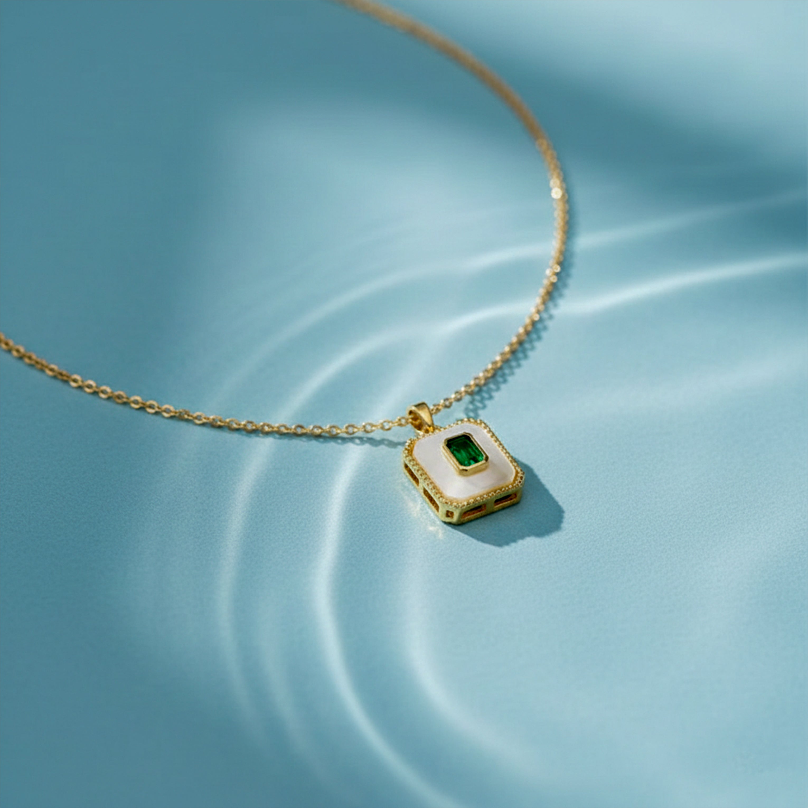 Vintage-Inspired Emerald Women Neckless GWN -94