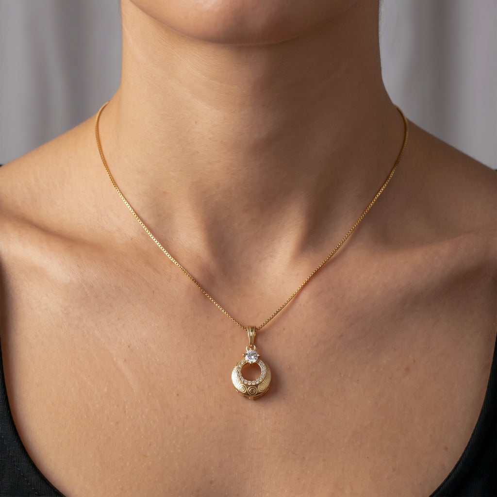 Elegant Gold Circle Pendant Necklace GWN -166