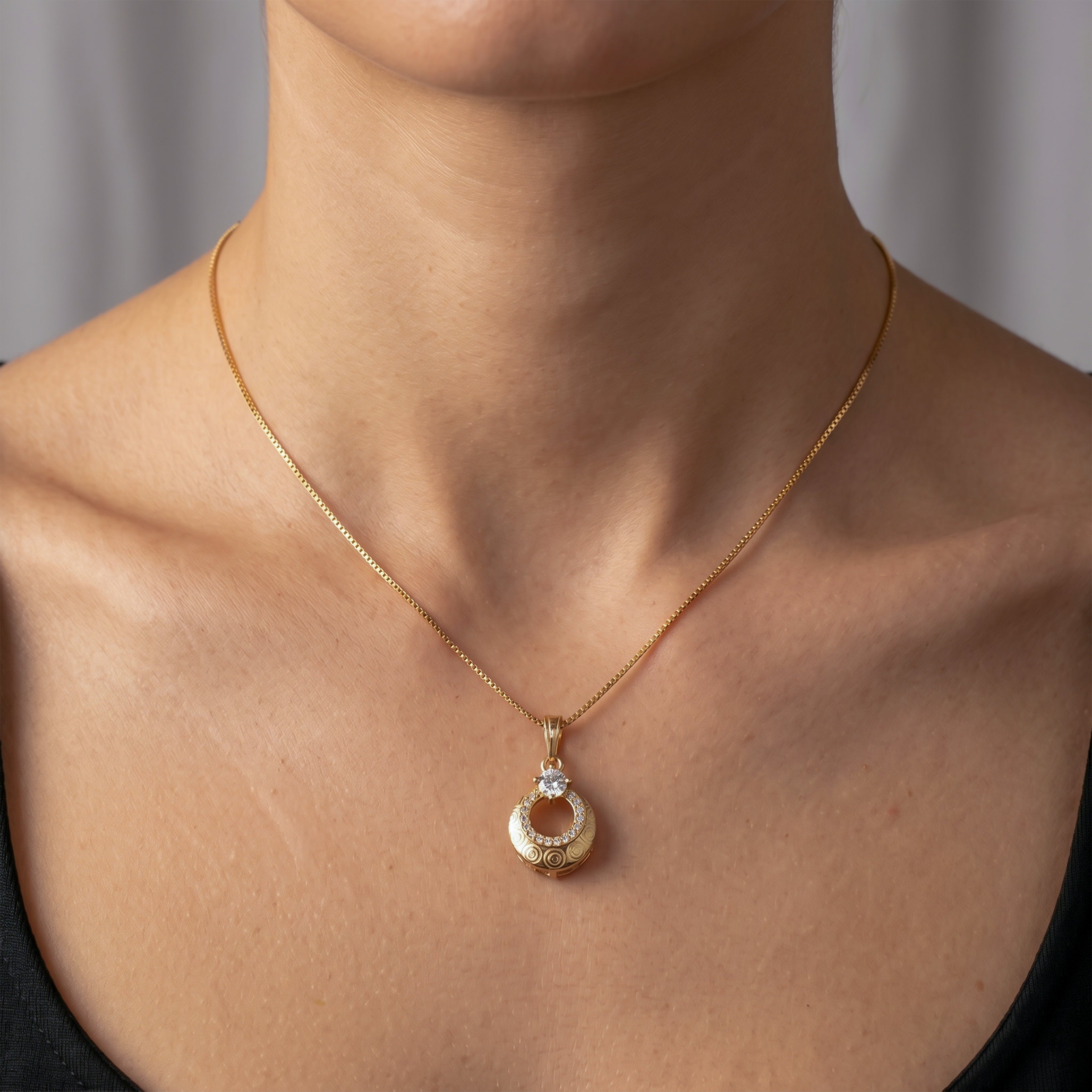 Elegant Gold Circle Pendant Necklace GWN -166