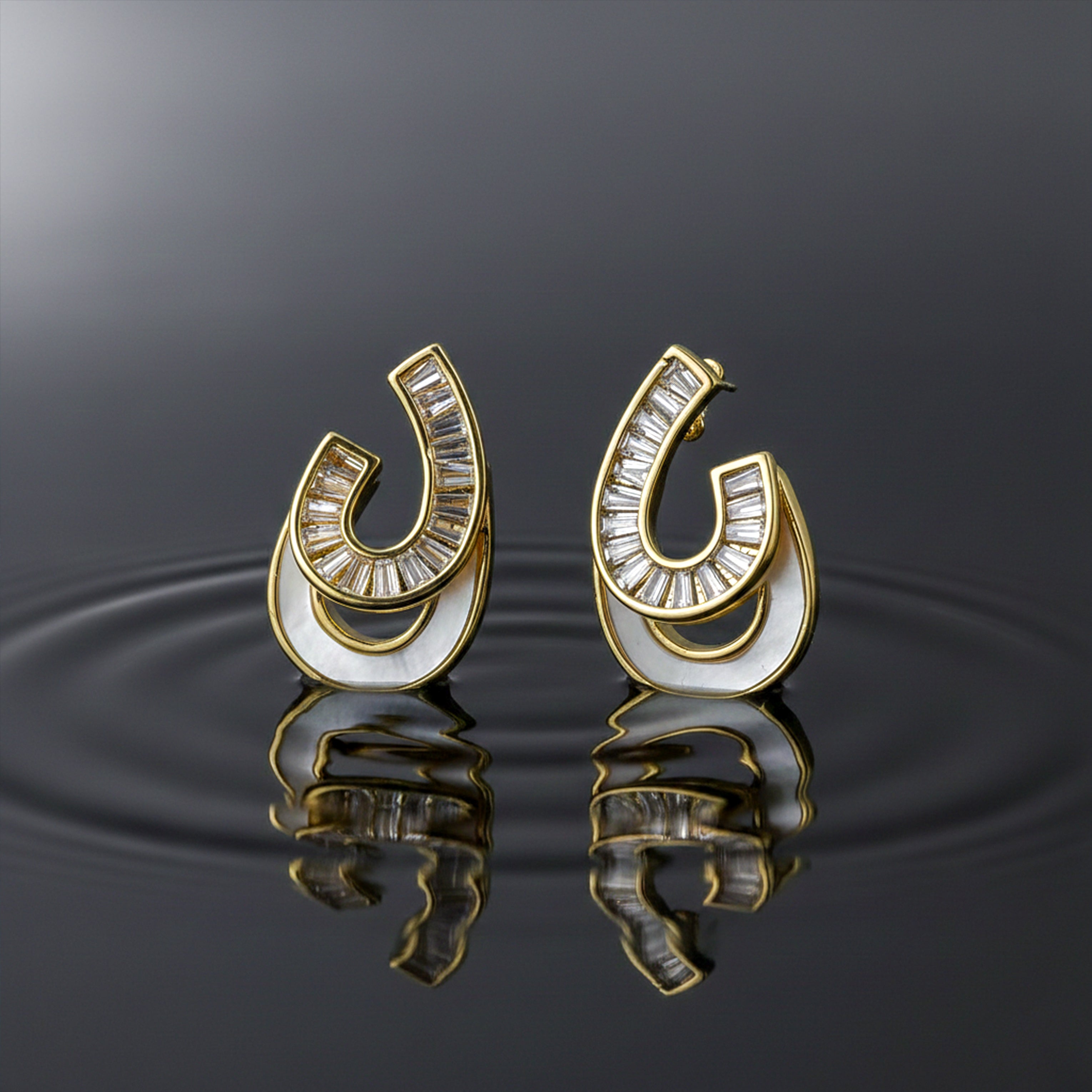 Gold Curv Stud Earrings GWE -163