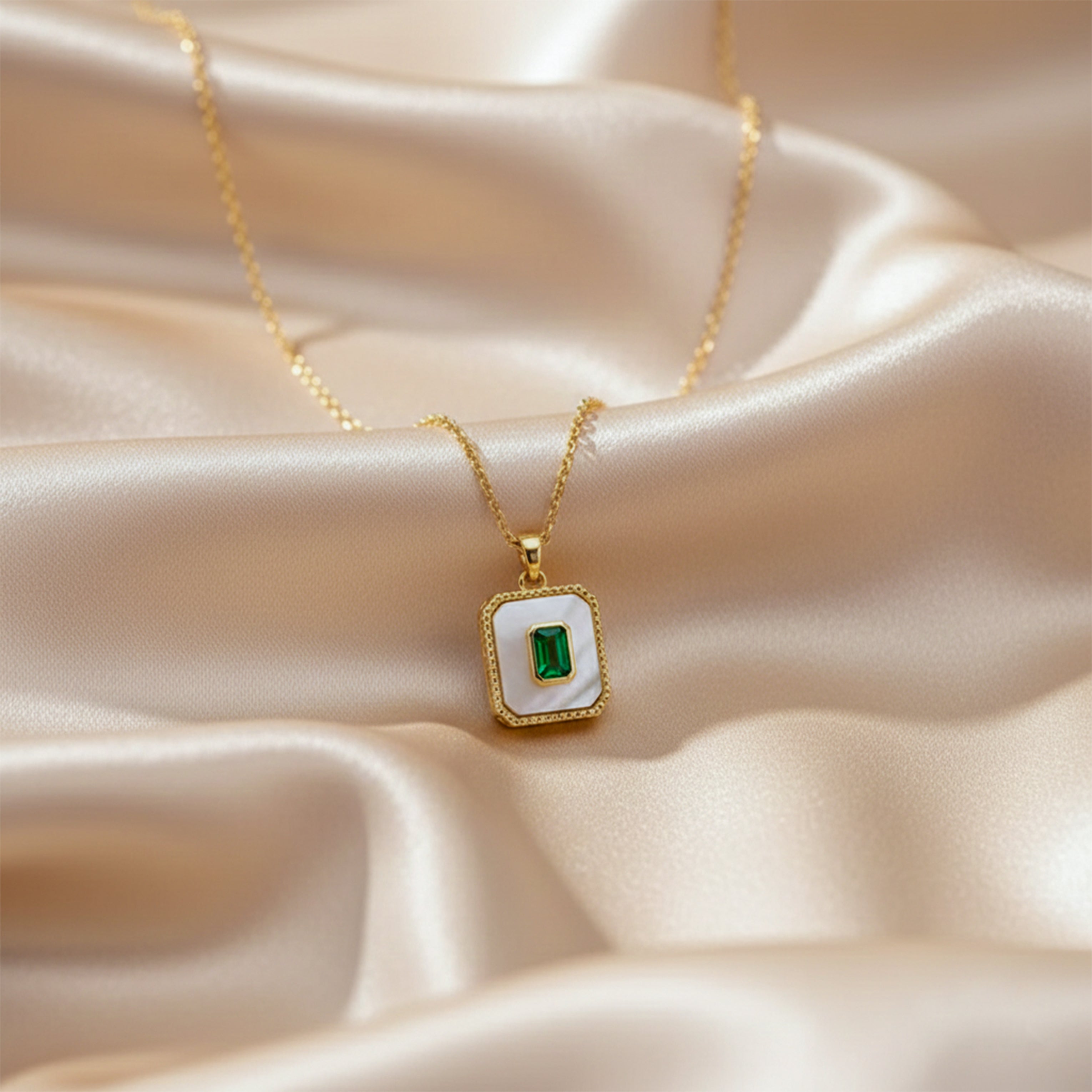 Vintage-Inspired Emerald Women Neckless GWN -94