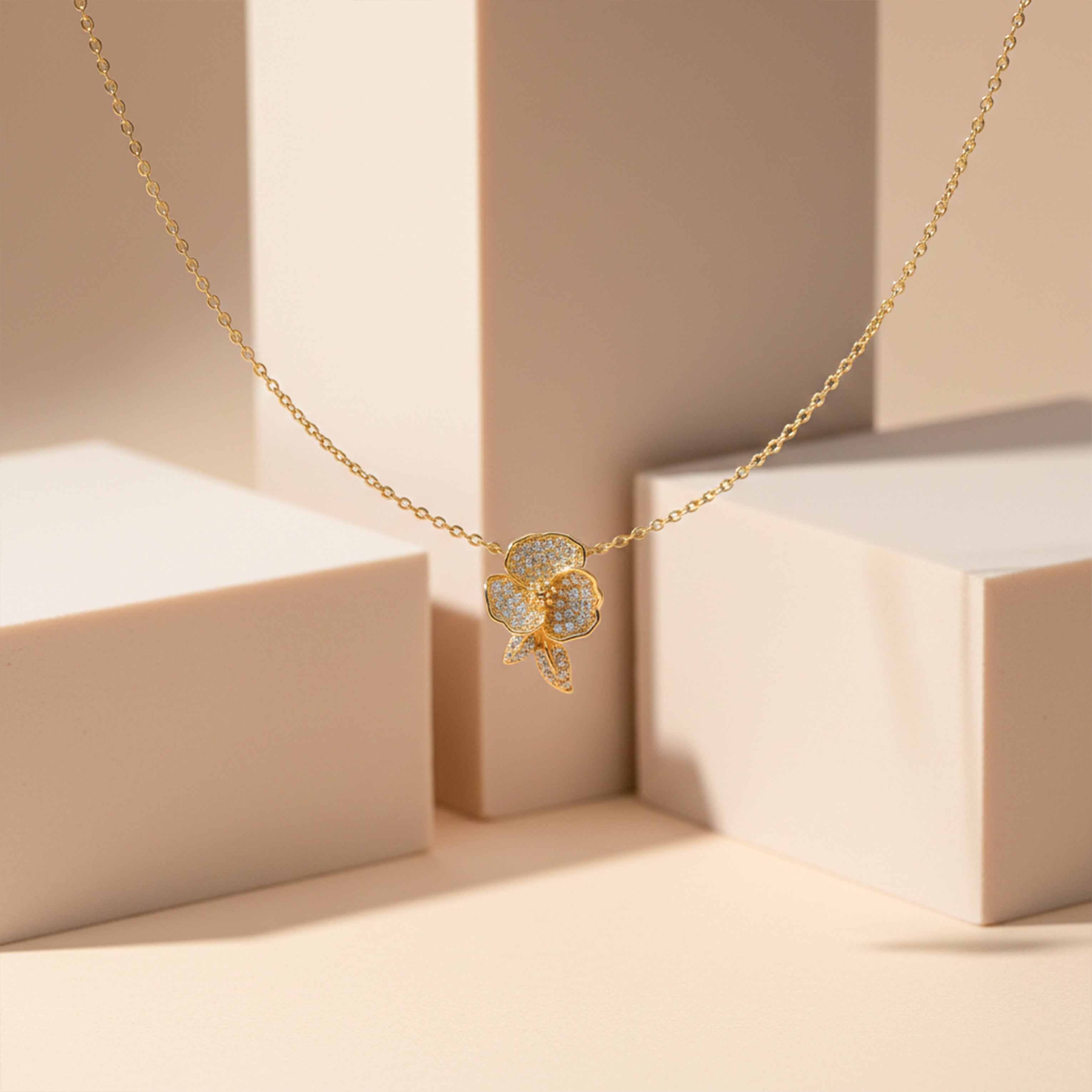 Crystal Flower Pendant Necklace GWN -153