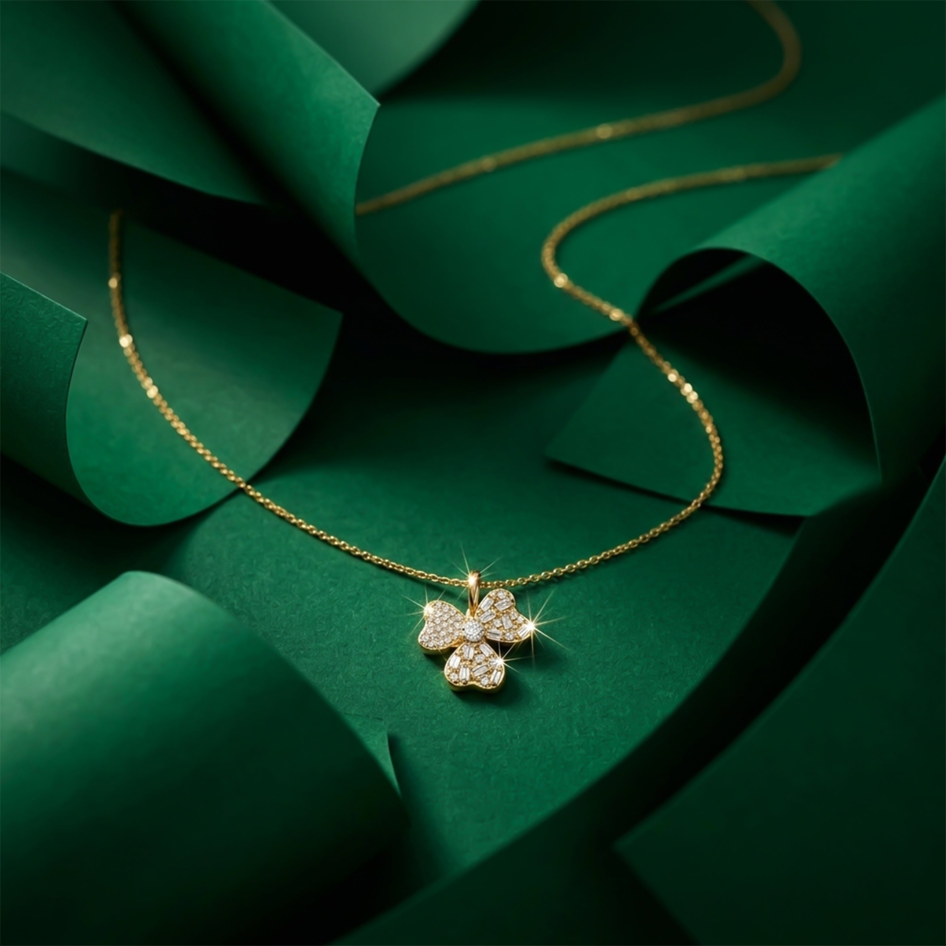Crystal Clover Pendant Necklace GWN -125