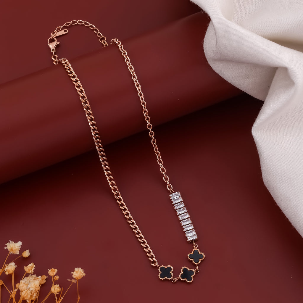 Clover Black Neckless GWN -22